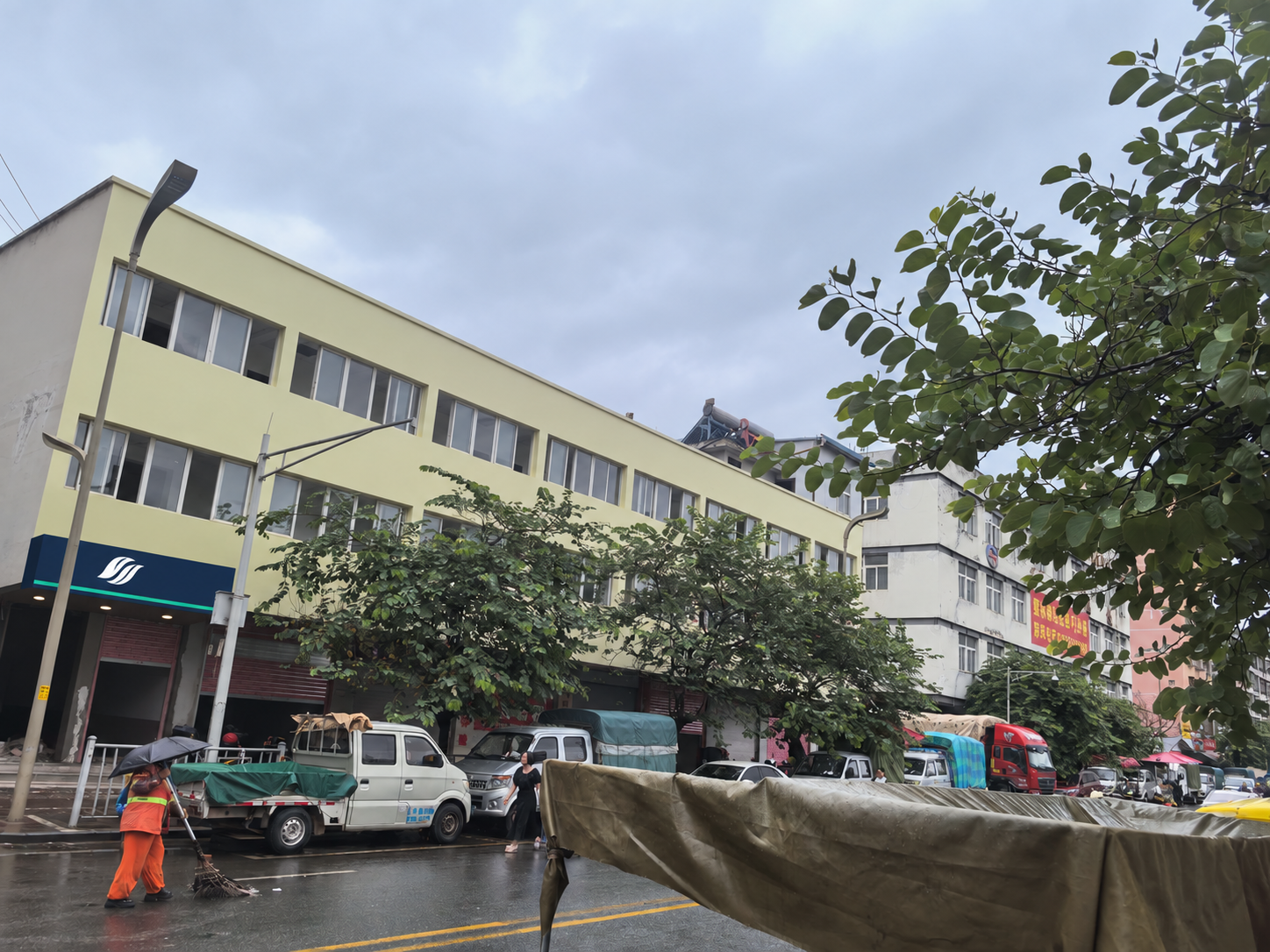 改造示意：在现有入口雨棚增加简洁品牌标识
